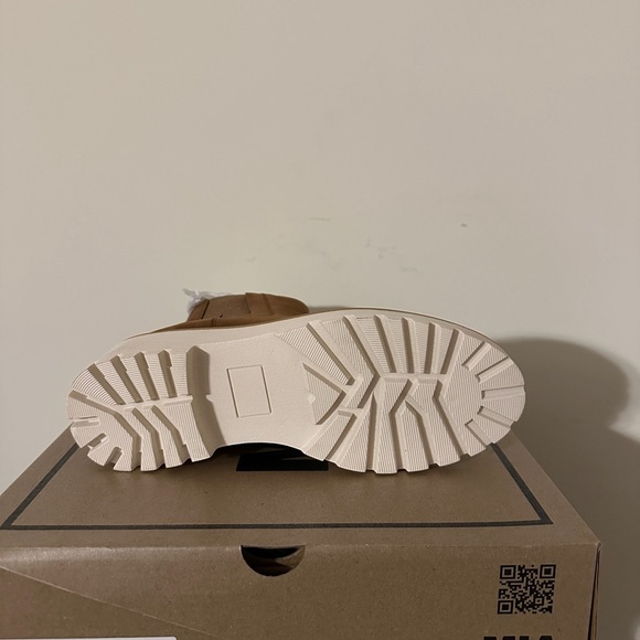 NIB Mia Ezri boot Cognac color in size 8. - Picture 4 of 7